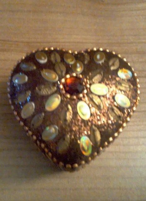 Cutiuță metalică pentru bijuterii inimioară (pentru inelul de logodnă)