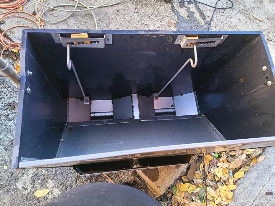 Vând hrănitoare automate pentru porci