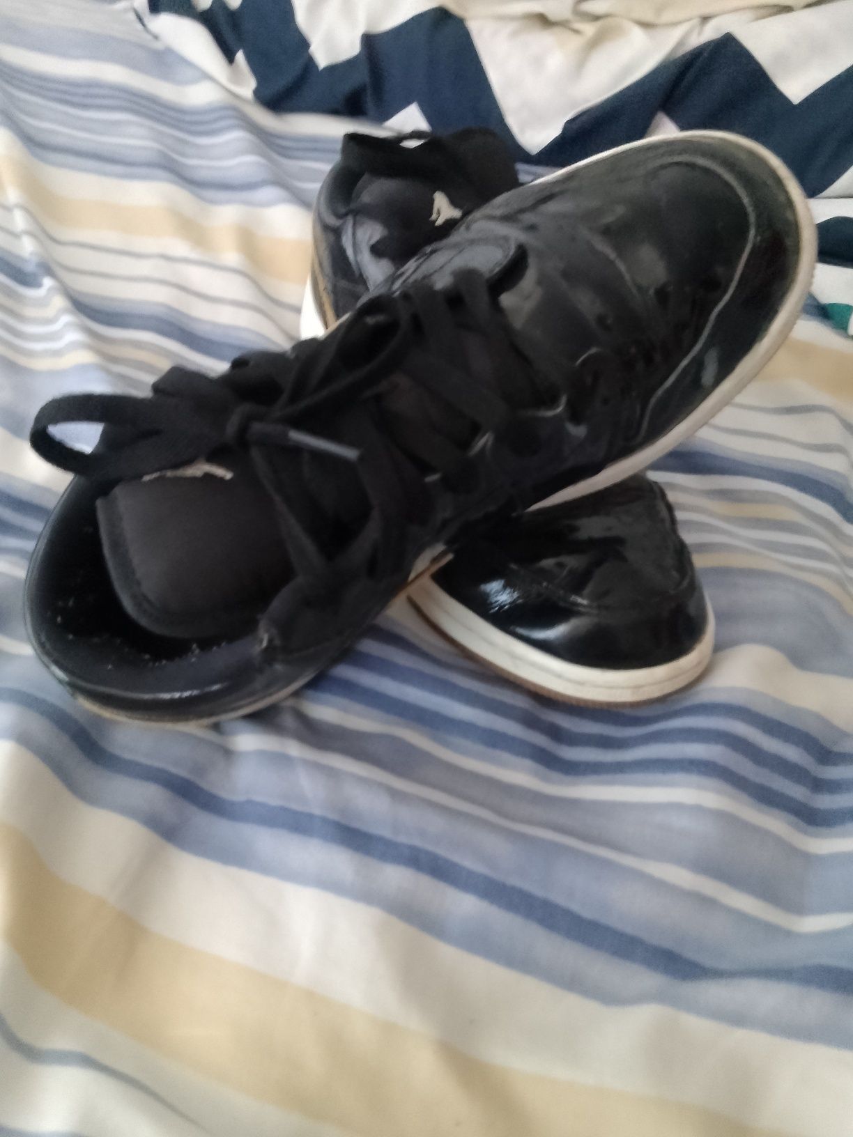 Vând Jordan 1 mid