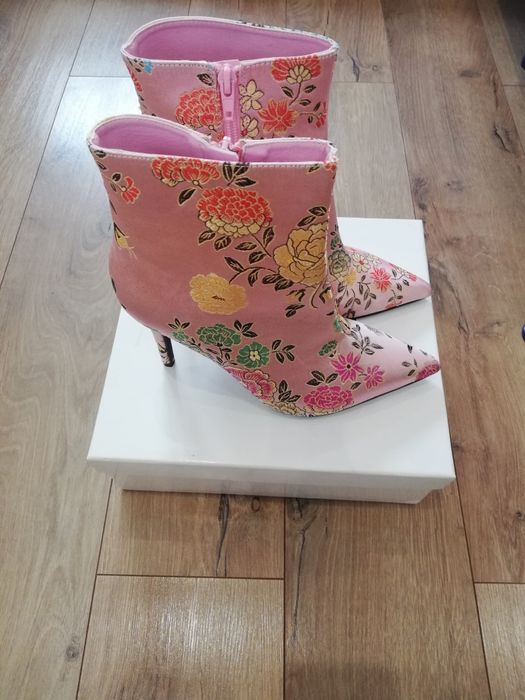 Botine roz, din satin cu flori brodate