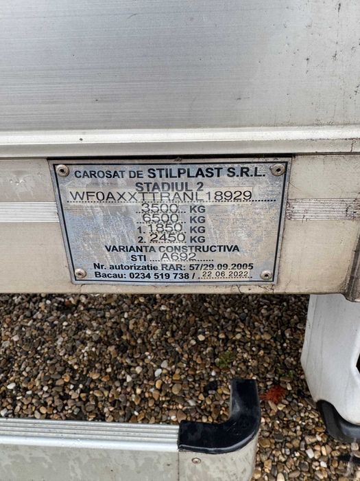 Cub Ford Transit dimensiuni box 5.1x2.2x206