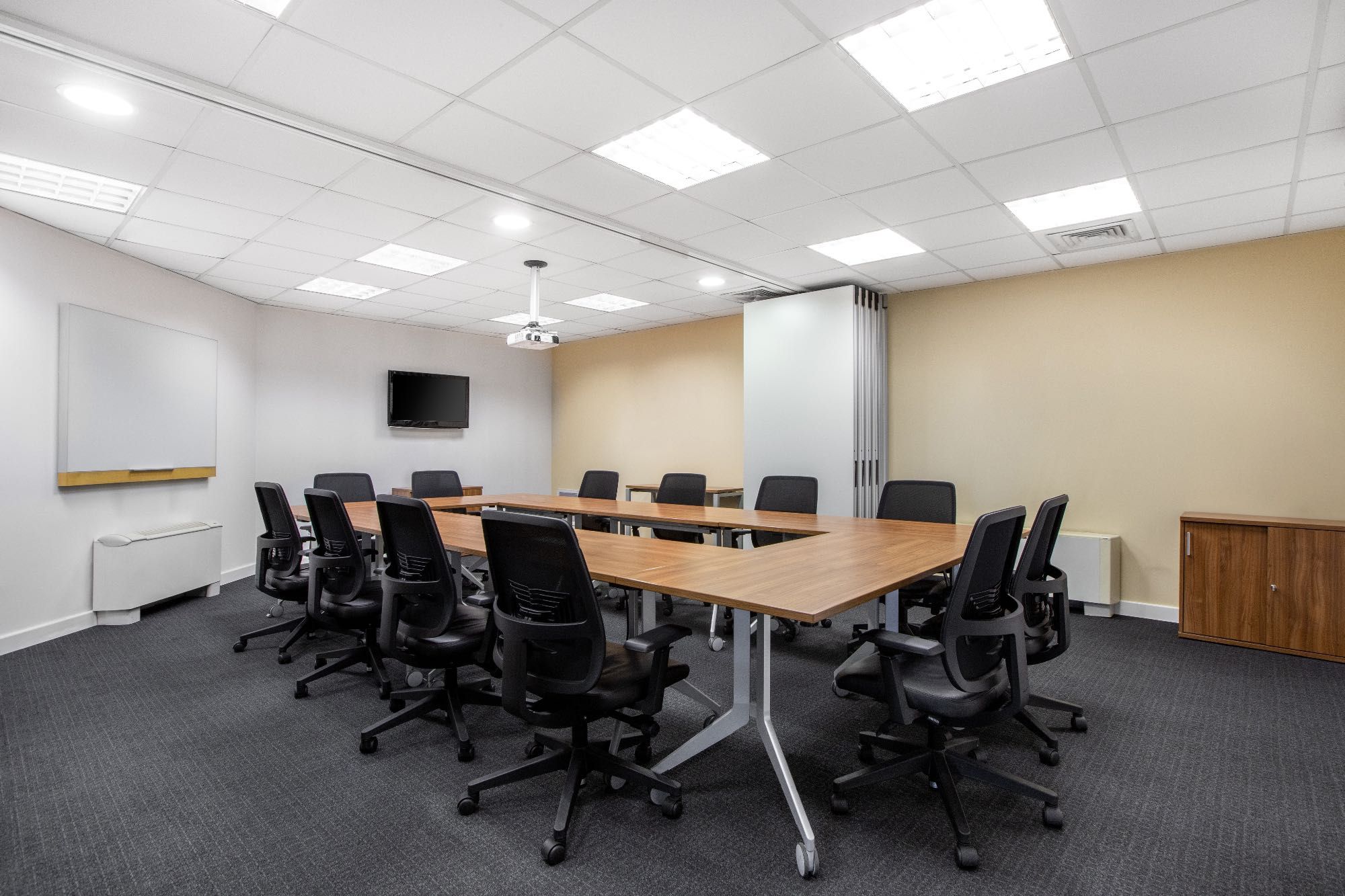 Самостоятелно офис пространство за 5 души в Regus City West