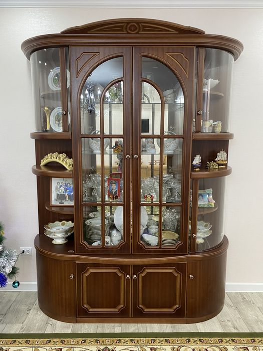 Сервант продам