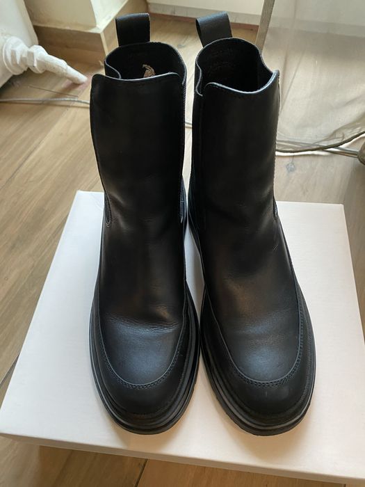 Продава дамски боти