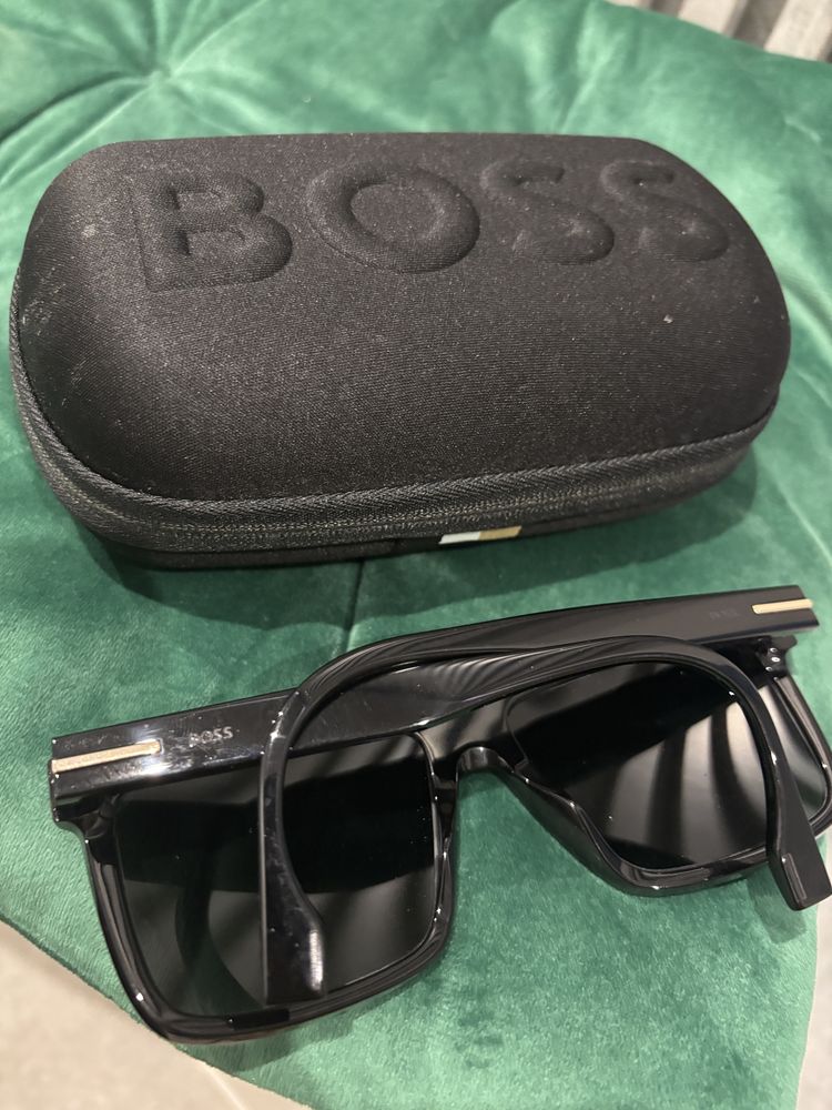 Продавам нови слънчеви очила Boss