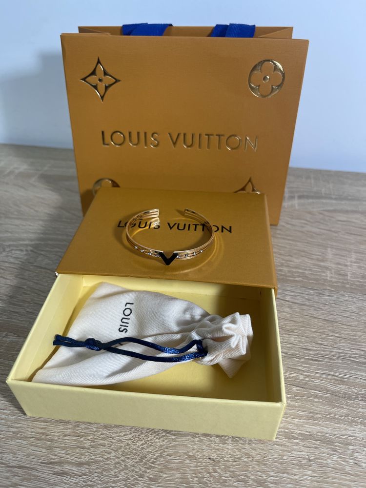 Подарочный набор браслет серьги lv титановый с коробкой с пакетом