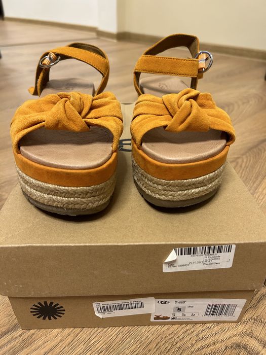 Vand sandale UGG din piele intoarsa, nr 36
