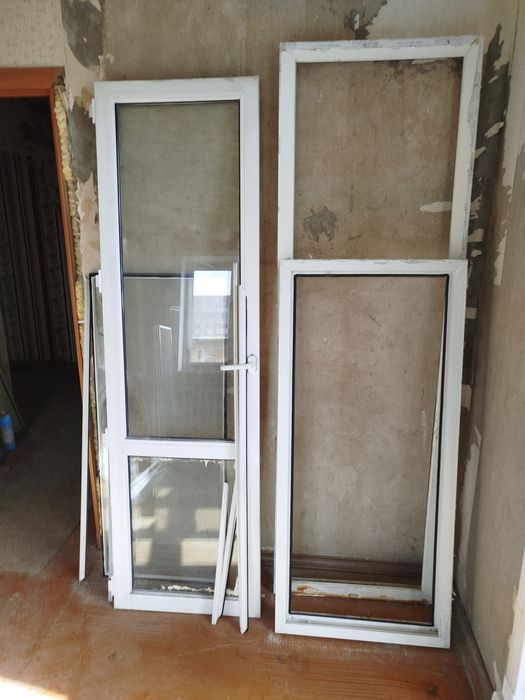 Продам пластиковую дверь.