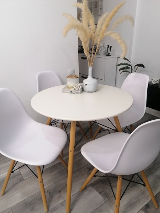 Masă rotundă cu 4 scaune