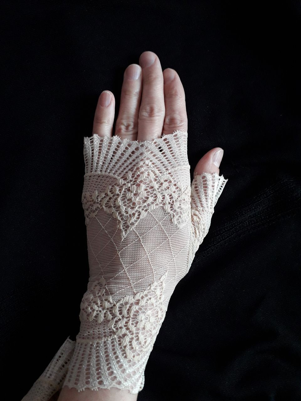 Митенки из гипюра