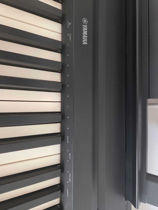 Orga 8 octave Yamaha cu stativ si pedala incluse