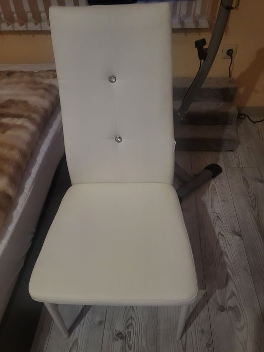 Чисто нови  столове