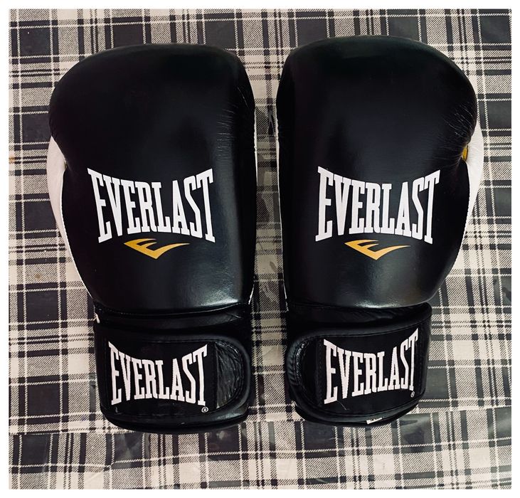 Боксерские перчатки Everlast 12oz, как новые