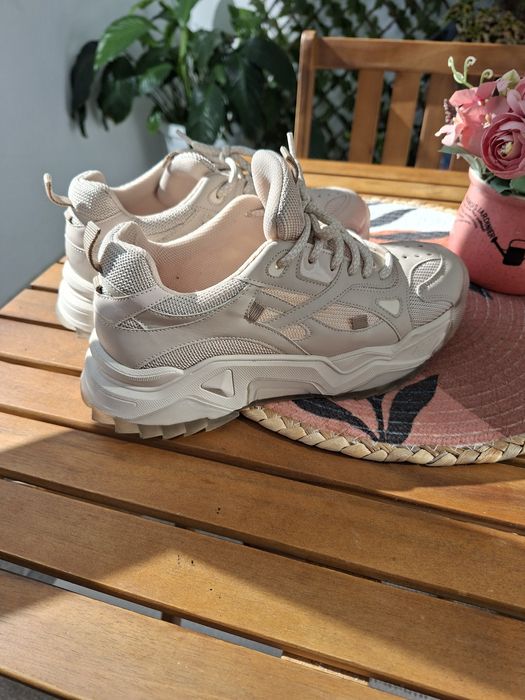 Бежови маратонки