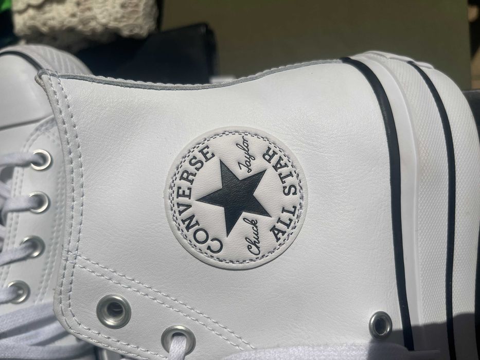 Нови обувки Converse