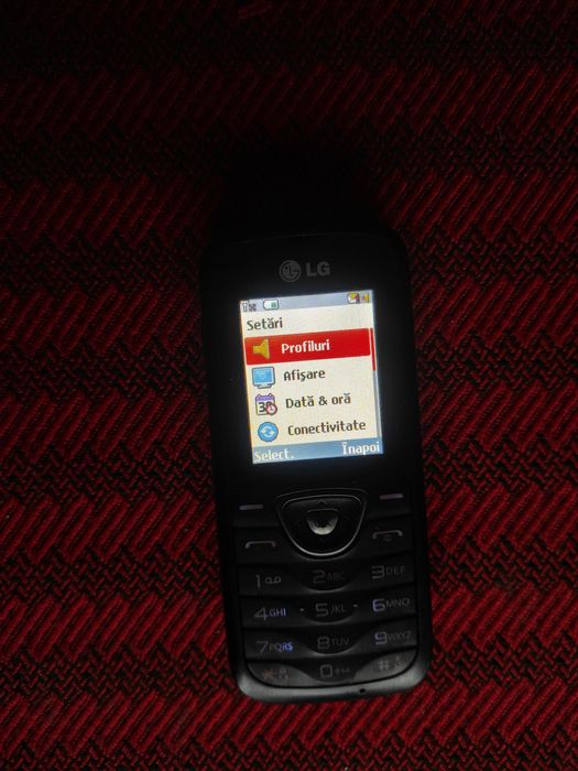 Telefon LG cu taste și cameră, mic, robust si practic
Telefonul este p