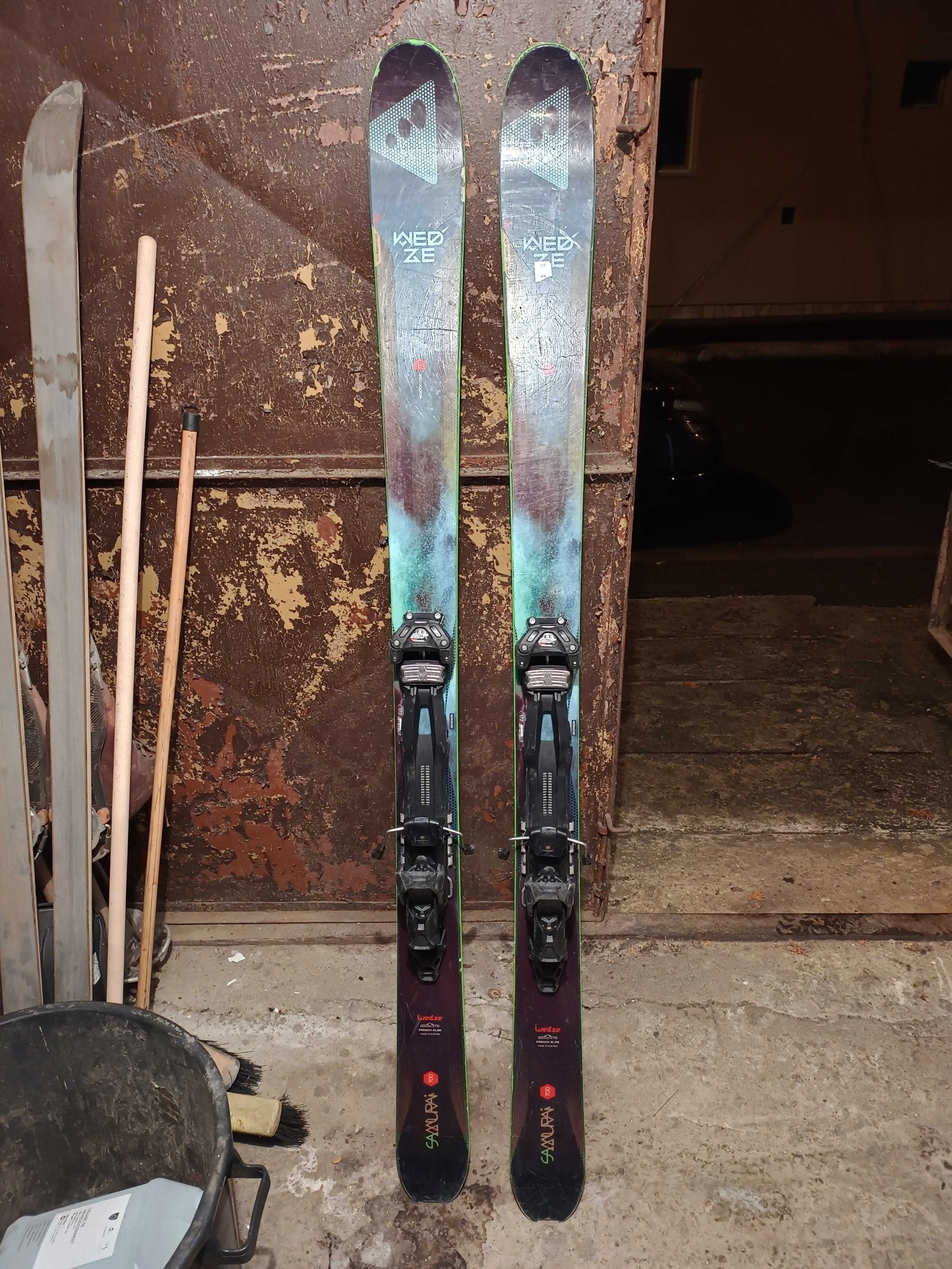 Schiuri de tura + legături (freeride)+ piei de foca