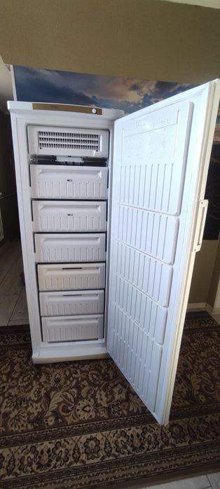 Продам вертикальную морозильную камеру