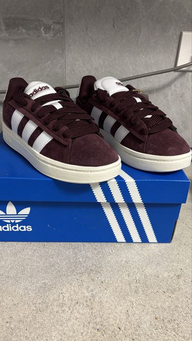 Adidas noi cu eticheta