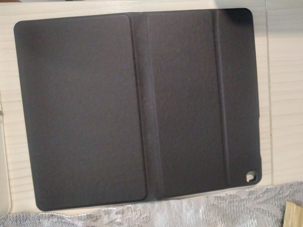 Vând husa de tableta nou tip carte de Samsung Galaxy Tab A 8.0"