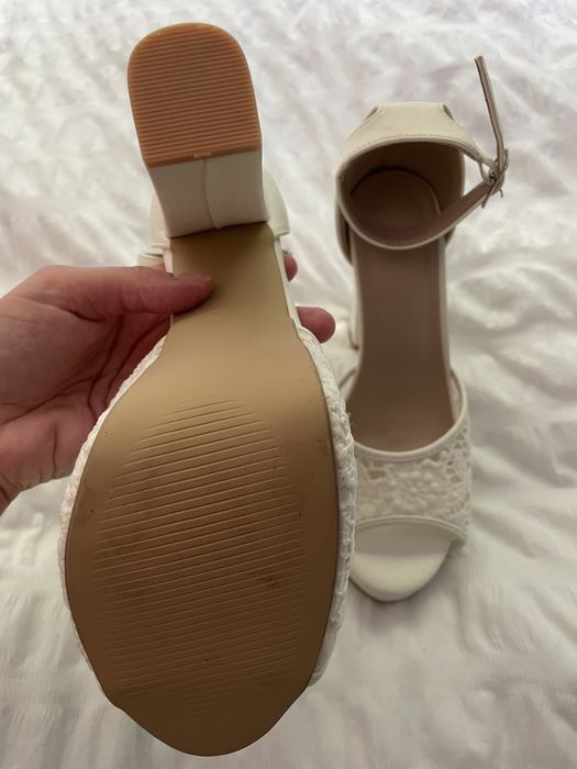 Sandale albe de mireasa cu platforma inalta marimea 37