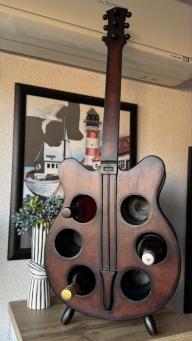 Дървена стойка за вино китара