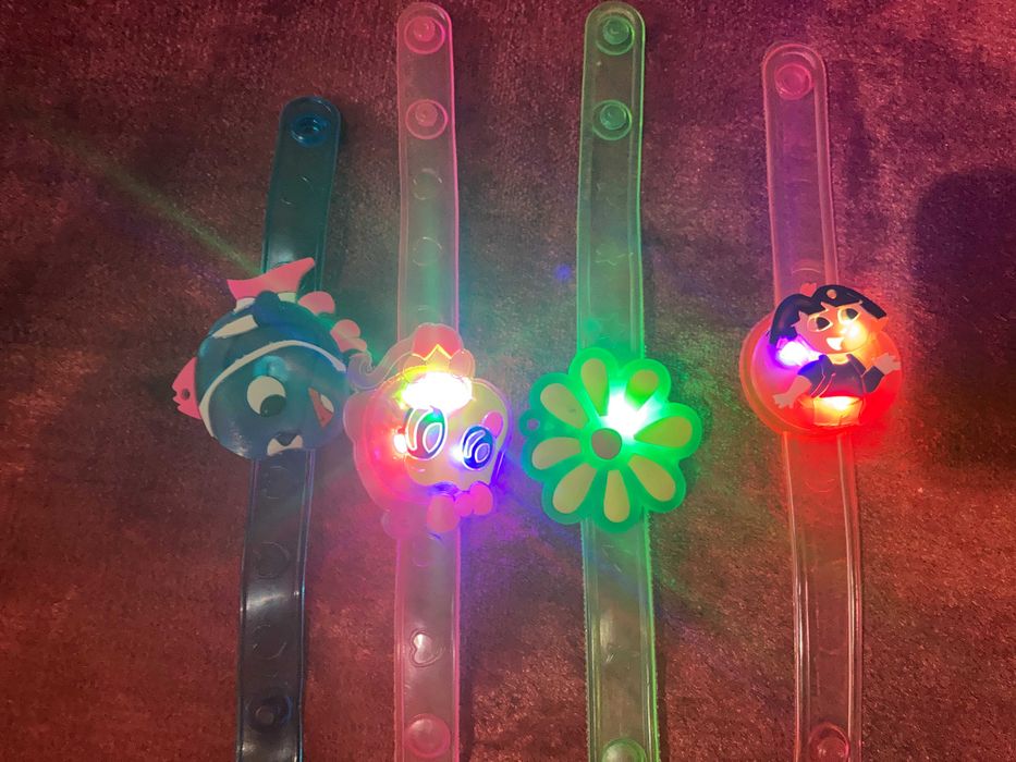 Кукли, прахосмукачка, микрофон и други играчки