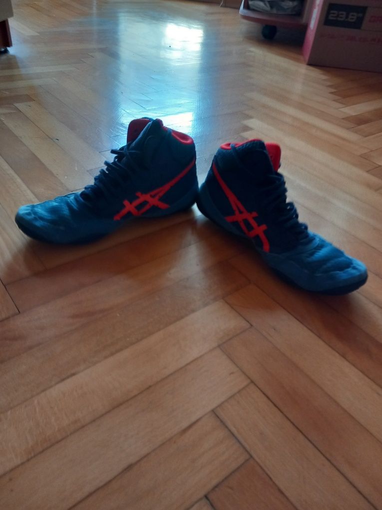 Продавам борцовки asics