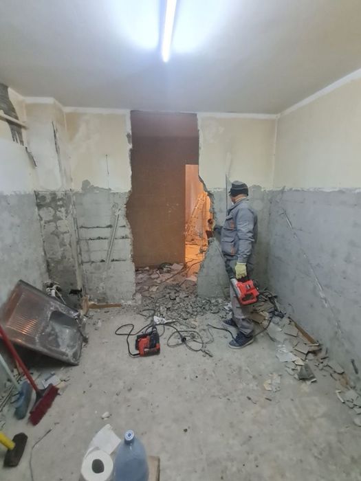 Demolari : case/pereți ,Decopertari : gresie/faianța, Transport Moloz