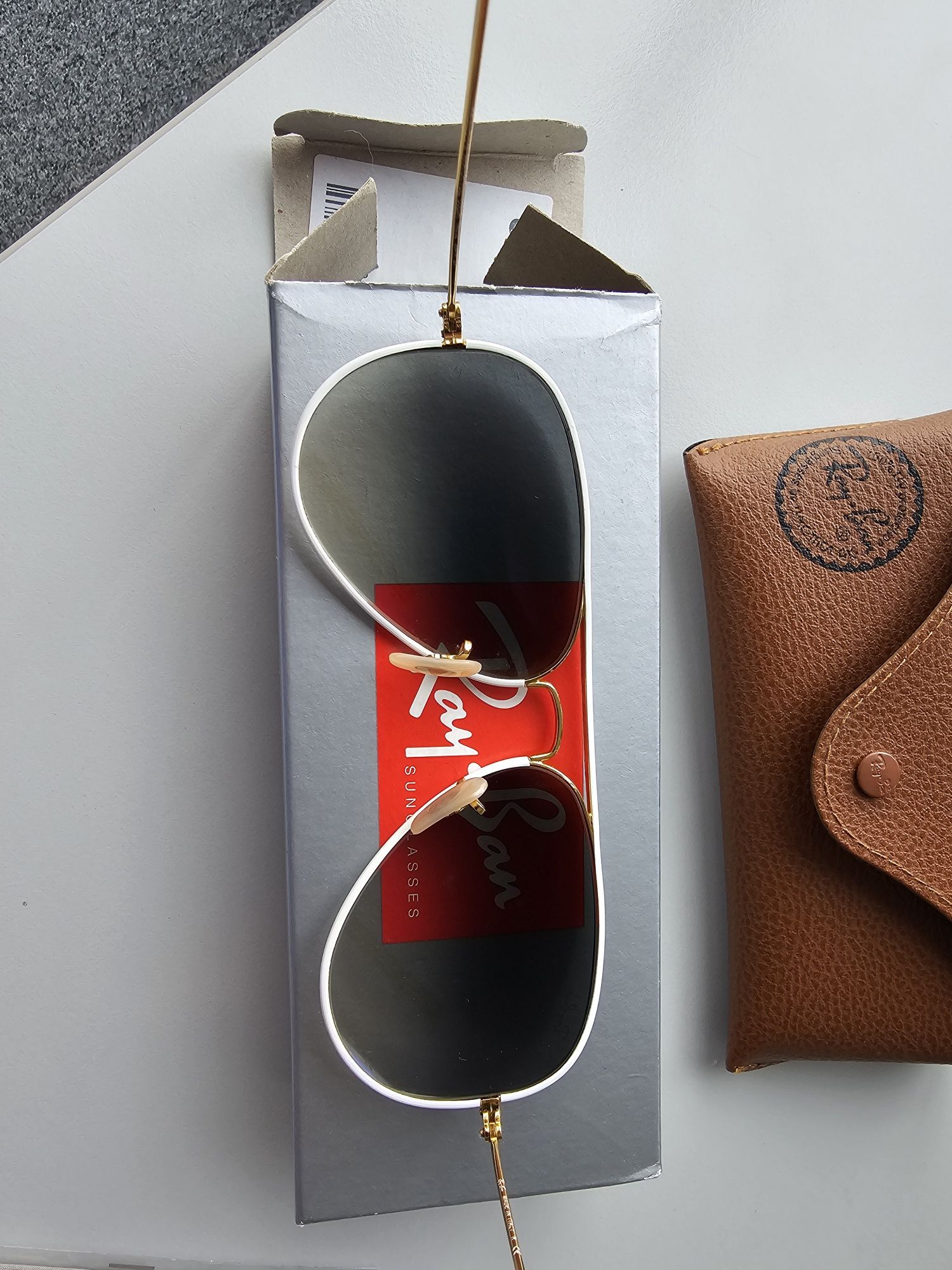 Ochelari de soare Ray-Ban cu lentila maro in degrade, cu o rama aurie