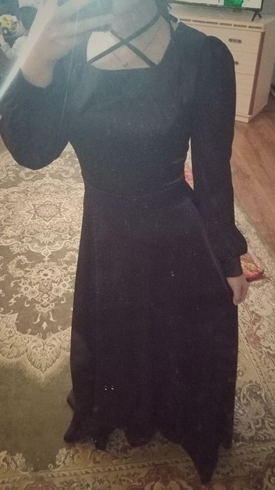 атласное черное платье