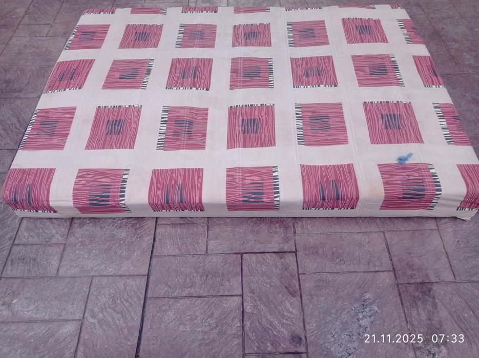 Vând cadru 140x200  pat tapițat cu saltea arcuri 330ron