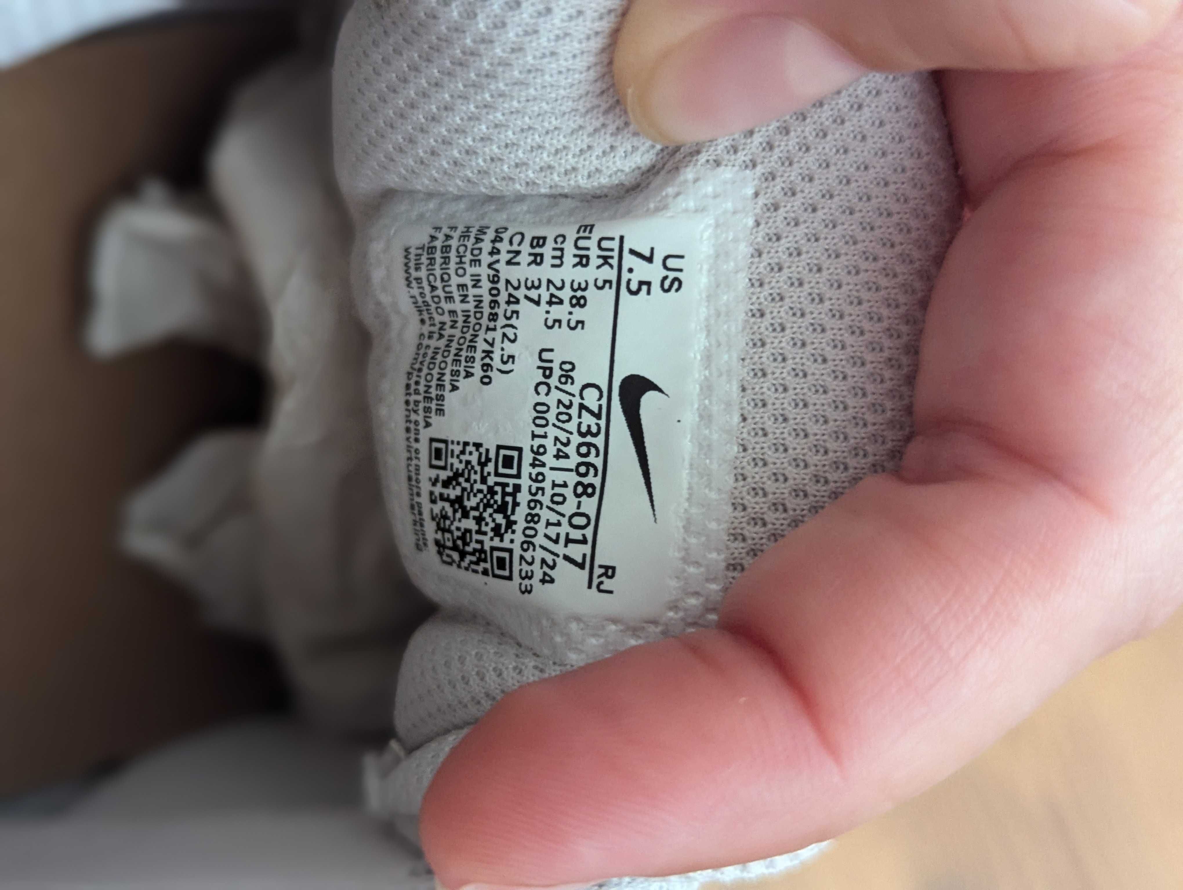 Чисто нови Nike legend essential