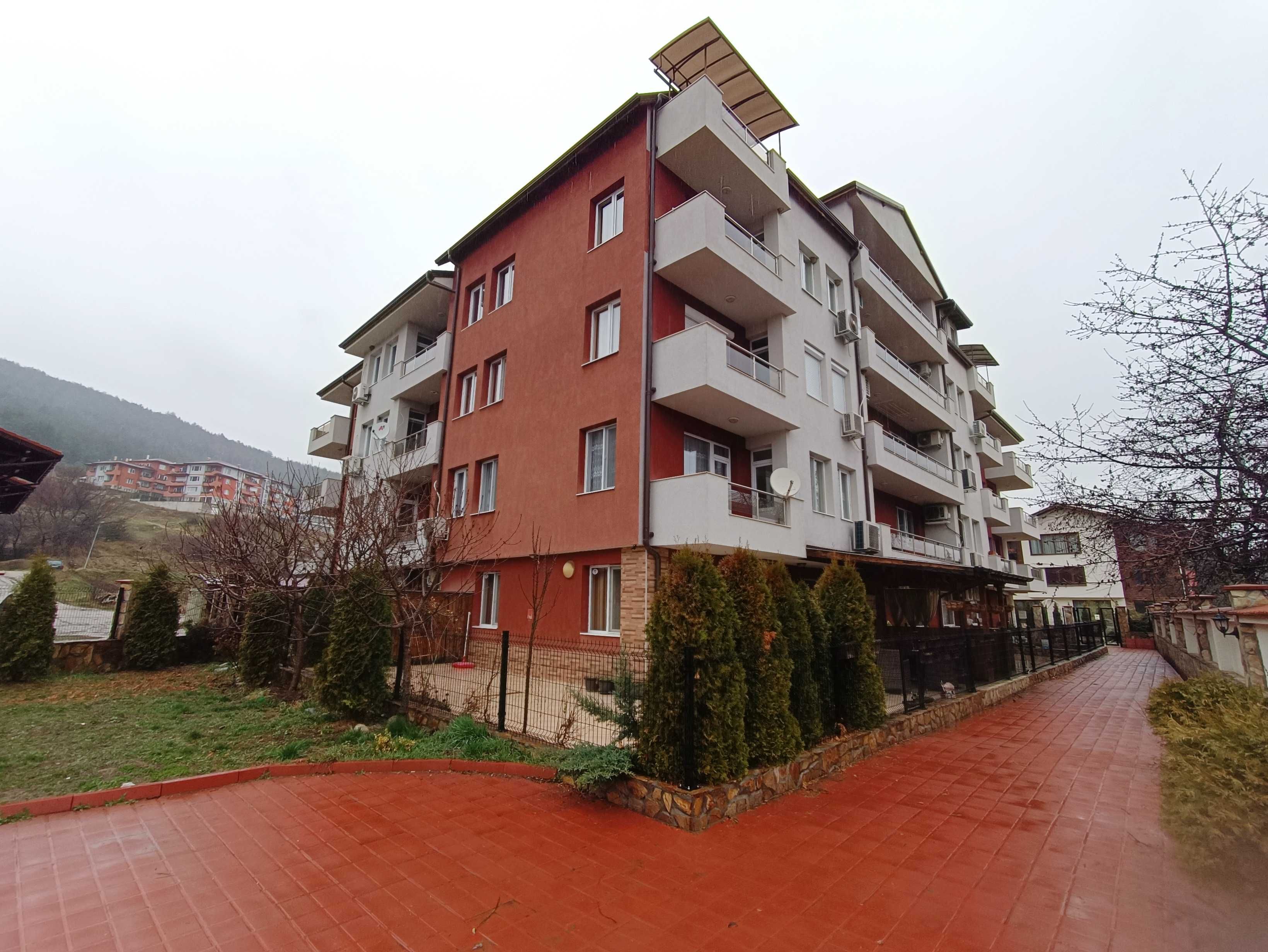 Нов обзаведен 3-стаен апартамент с гараж в широк център на Велинград