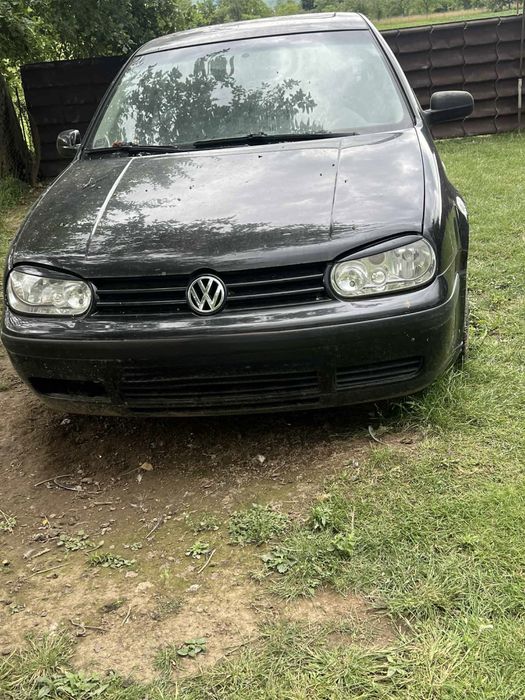 VW Golf 4 – 1.6 16V – pentru piese sau reparații