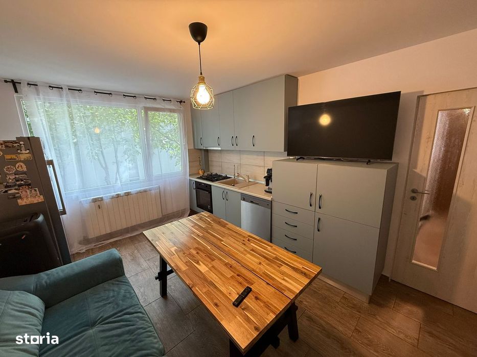 Apartament 4 camere decomandat cu boxa , centrala si loc de parcare.
