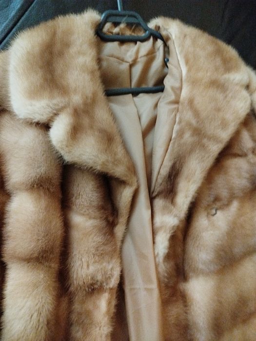 Vând haina de blană naturală
