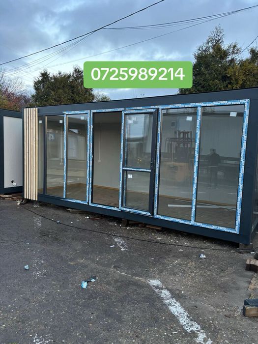 Container modular cu riflaj de lemn si fatada vitrata vitrina gri antr