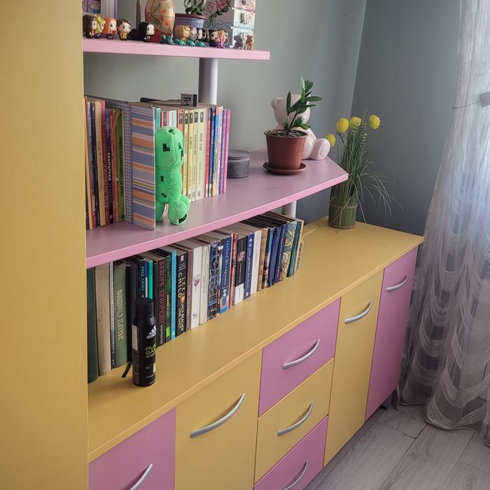 Продава се детска секция (гардеробче, рафтове и шкафове)!