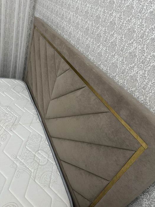 Продам двухспальную кровать с матрасом