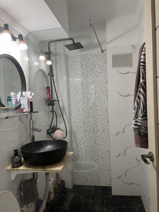 Vand apartament cu doua camere zona English Park