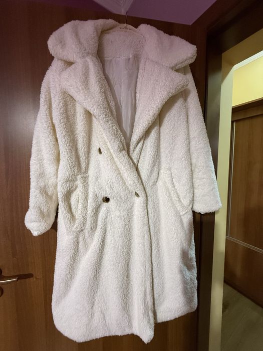 Бяло teddy bear палто със златисти копчета