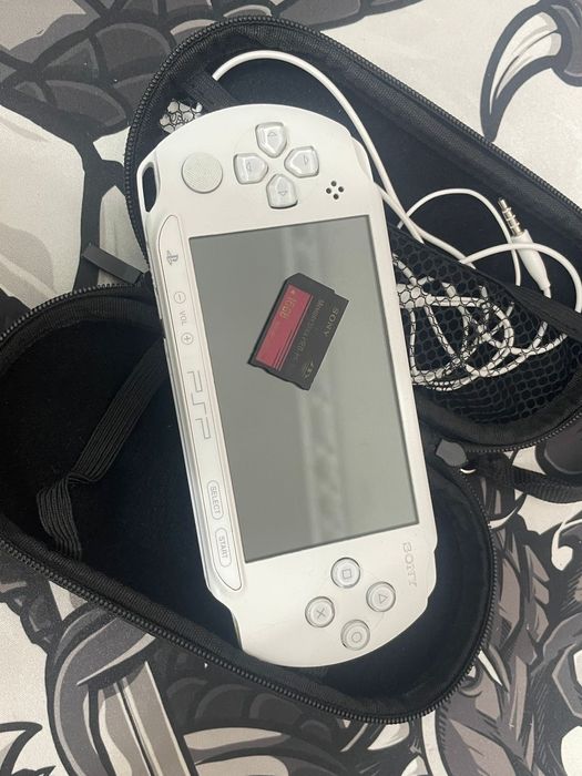 Psp 1008 street белый на 16гб
Больше 10 игр