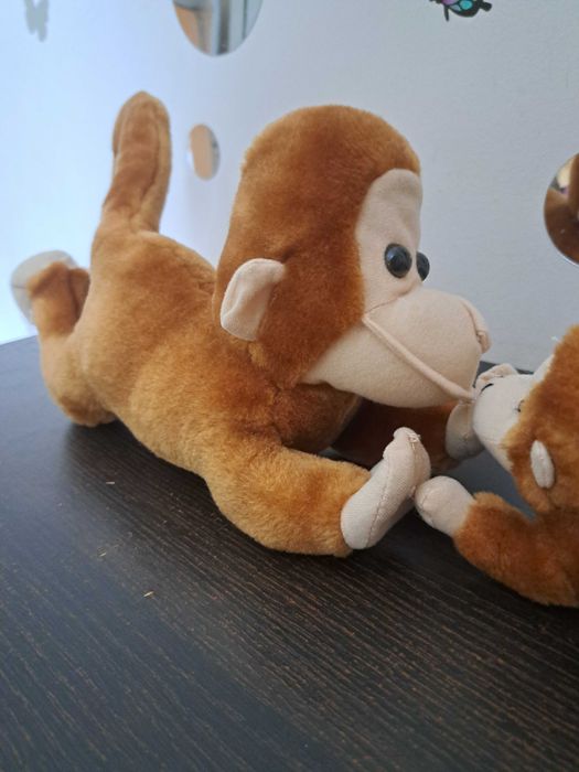 Плюшена играчка маймунка с малкото си бебенце