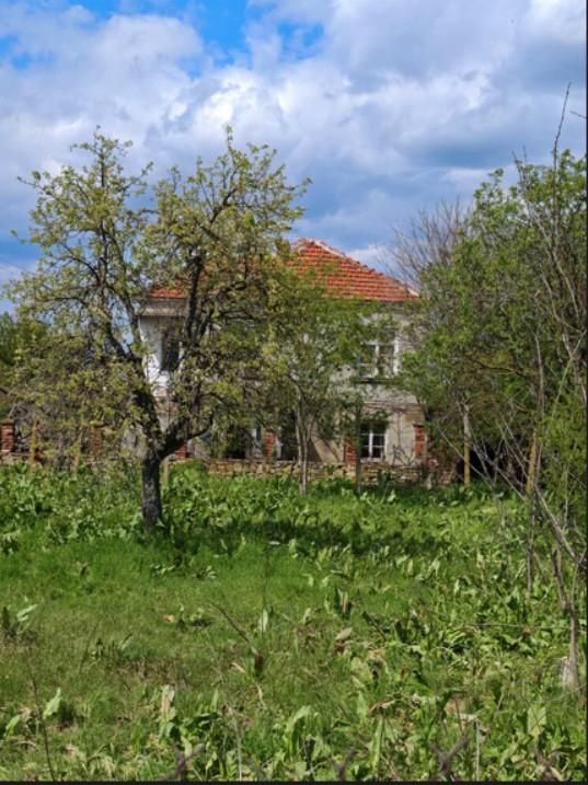 Къща с двор в с. Искра