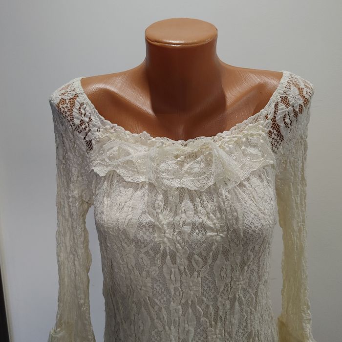 Дантелена рокля в екрю