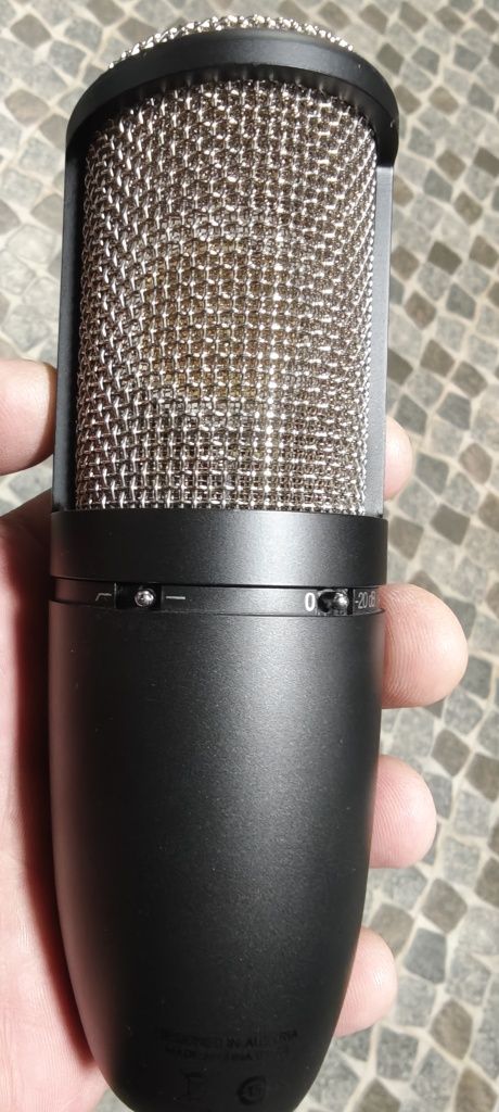 Продавам студиен кондензаторен микрофон akg p420