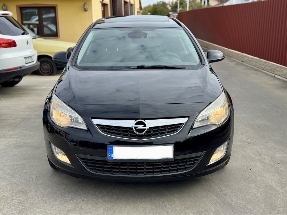 Vand Opel Astra J • 2011 • 1.7 D • 110Cp • Trapa • Navigatie • Fiscal