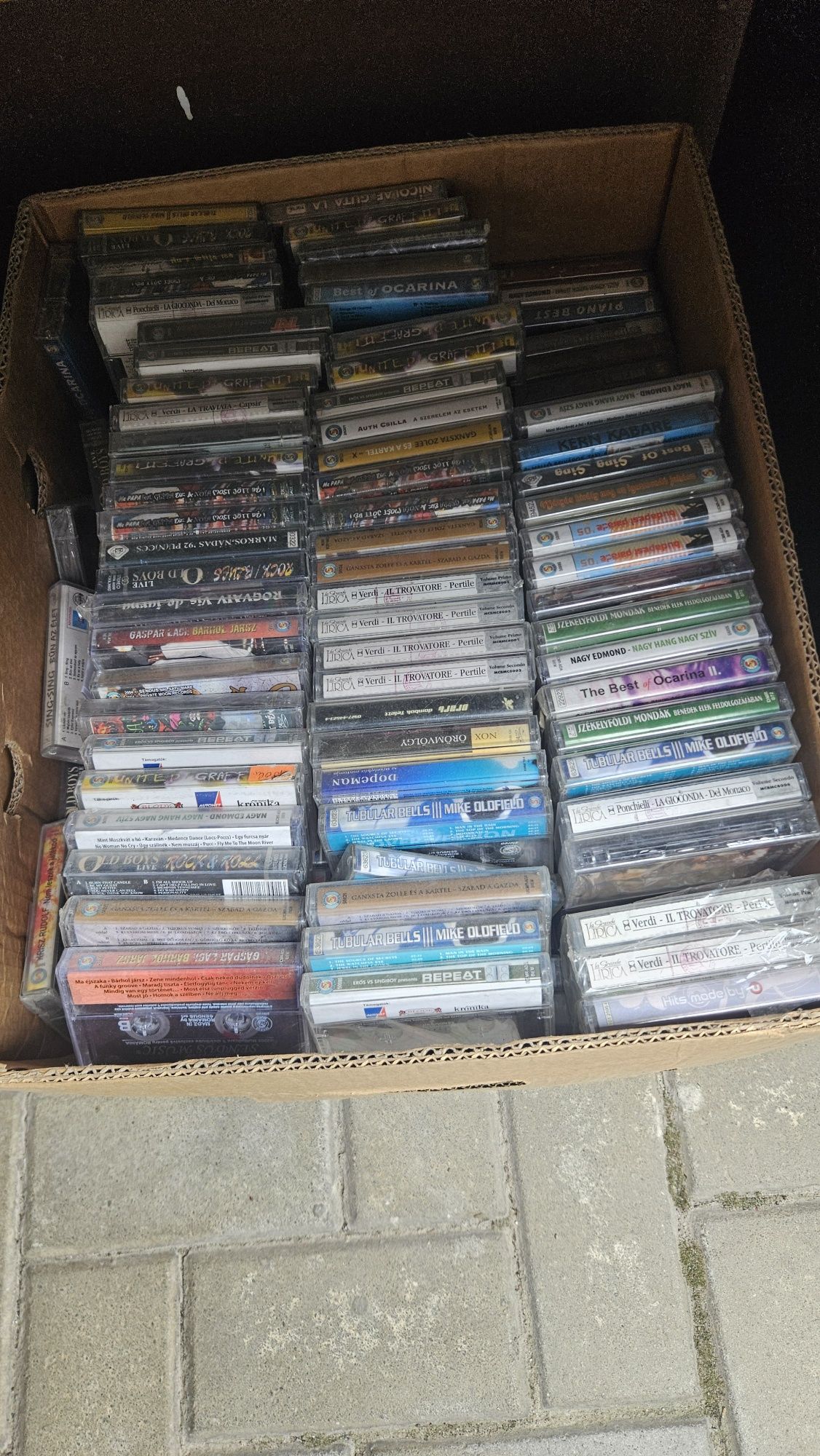 Colecție uriașă de CD-uri, casete și DVD-uri de vânzare