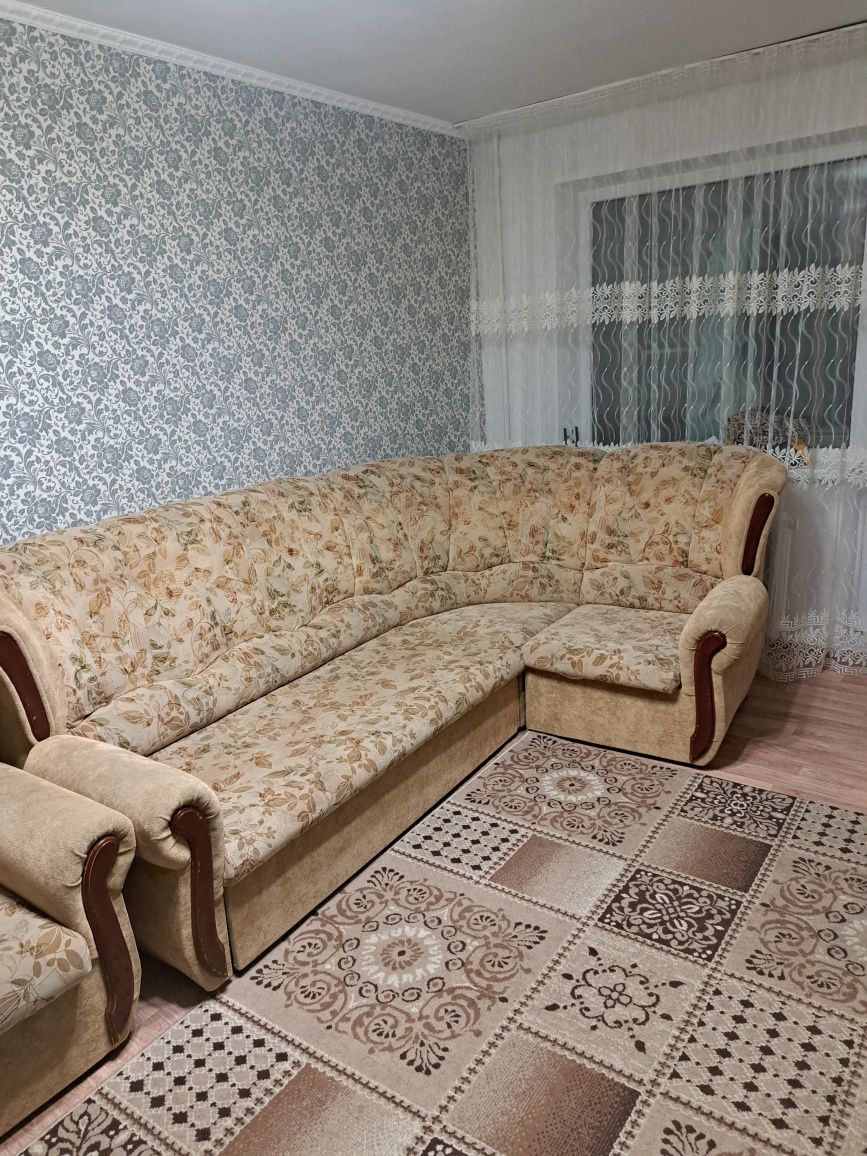 Продам диван угловой б/у 30 000